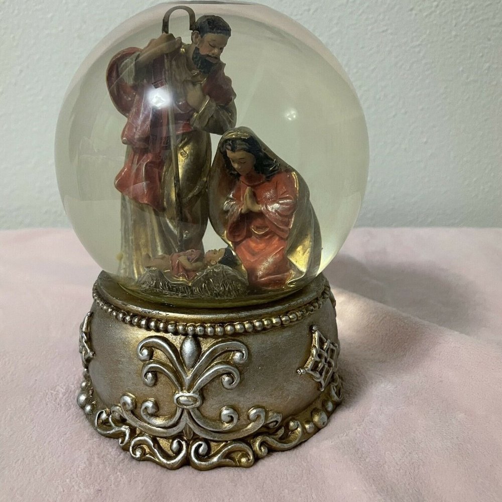 Sankyo joseph mary and jesus snow globe music box. plays silent night.